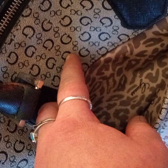 Guess - Picture 3 of 4